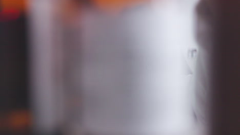 joven científico quitando una botella química