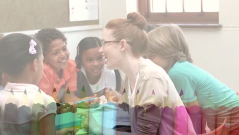 animación de lápices de colores sobre una feliz maestra caucásica y alumnos diversos en la escuela