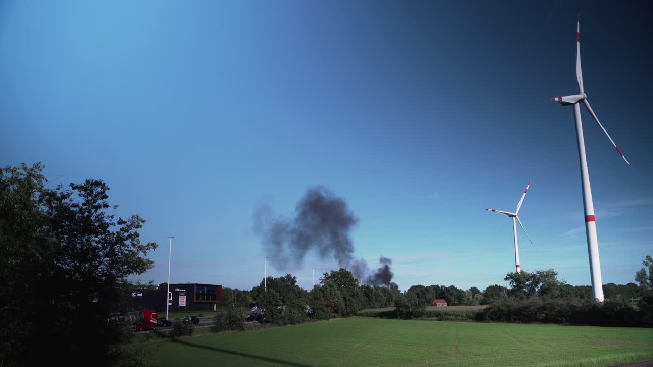 고속도로 도로에서 자동차 사고에서 검은 연기가 상승