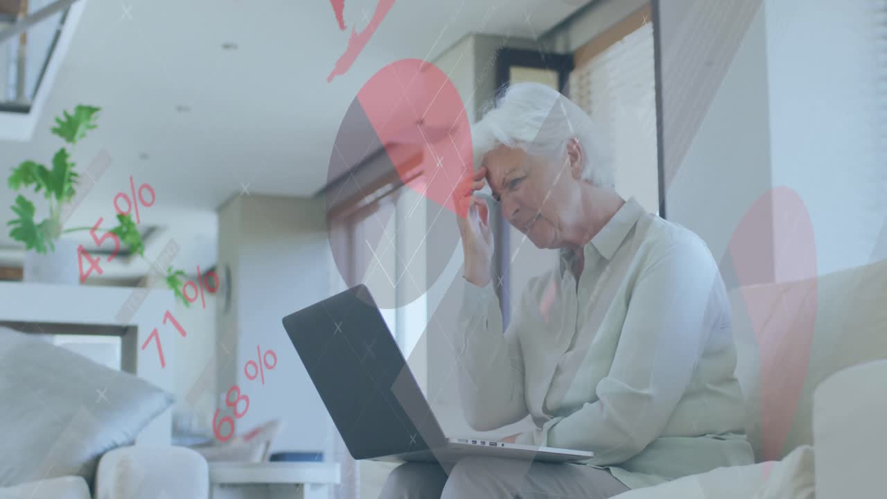 анимация обработки финансовых данных над пожилой белой женщиной с помощью ноутбука