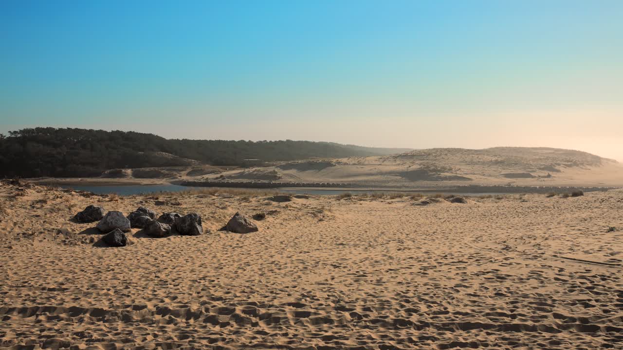 pan de las dunas de arena de la playa a lo largo de la costa oeste, sur de francia en un día soleado