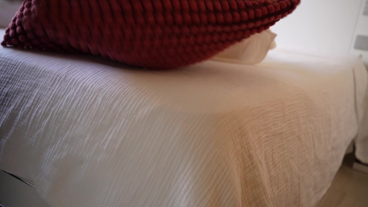 Creare un letto invitante e accogliente con cuscini testurizzati splendidamente eleganti nella tua camera da letto