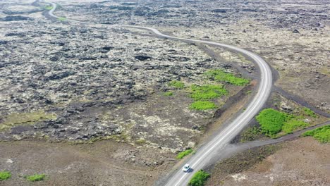 conducción de automóviles en una carretera en islandia
