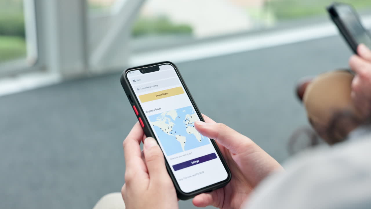 manos, aplicación y pantalla de teléfono con mapa para viajar