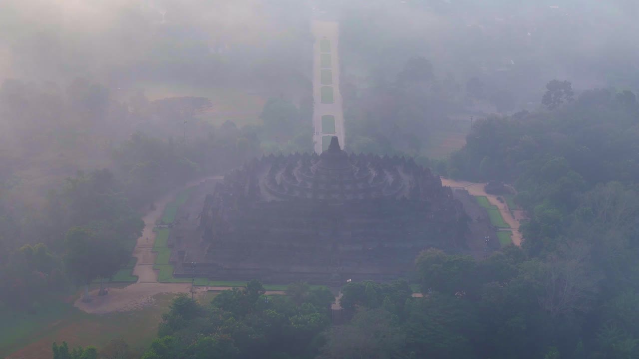 Paesaggio aereo del Tempio di Borobudur con tempo nebbioso
