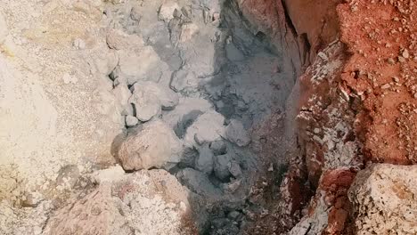 formación geotérmica activa y colorido sitio de campo de géiseres de aguas termales, pan de cierre