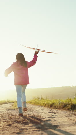 Fliegendes-Flugzeug,-Laufen-Und-Familie-Mit-Einem-Spielzeug