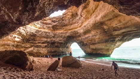 la cueva de la playa de marinha en portugal