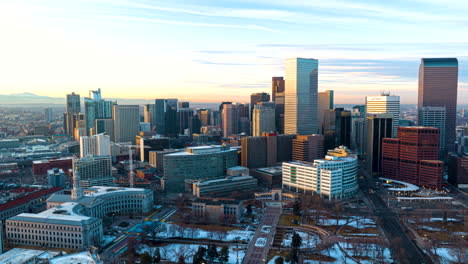 horizonte del centro de denver brillando al atardecer - hiperlapso aéreo del triángulo dorado