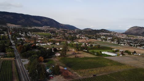 180-Grad-Luftschwenk-über-Kelowna-Okanagan-Valley