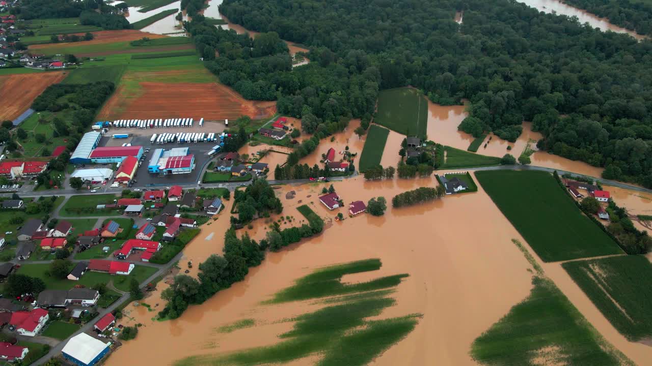 ужасные воздушные снимки 4k дронов домов в подравье, словения, во время августовских наводнений