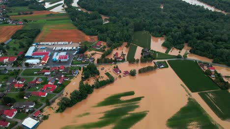 Horribles-Imágenes-Aéreas-De-Drones-4k-De-Casas-En-Podravje,-Eslovenia,-Durante-Las-Inundaciones-De-Agosto