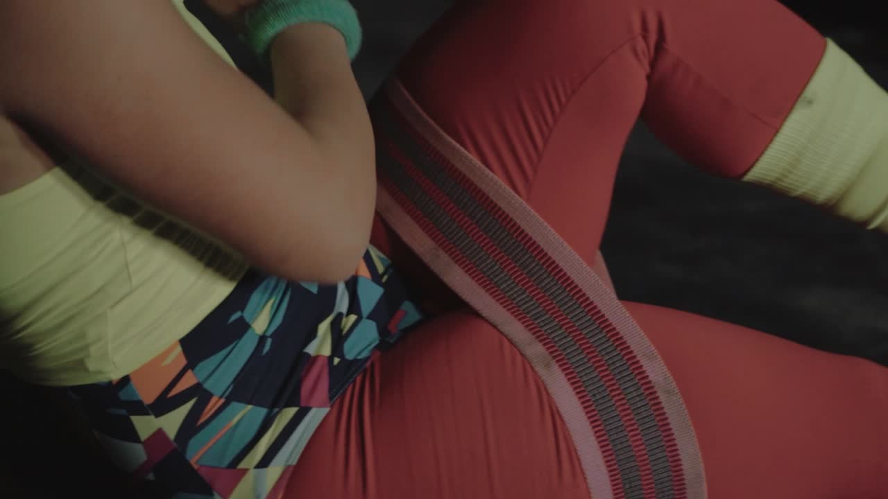 mujer haciendo ejercicio con banda elástica