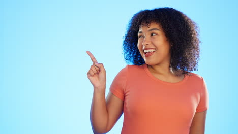 Cara,-Mujer-Y-Apuntando-A-La-Maqueta