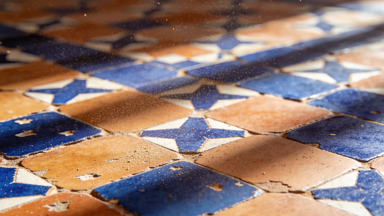 Luce mutevole dalle lamelle che proietta ombre diagonali su piastrelle a stella blu, con schegge e polvere che fluttuano.