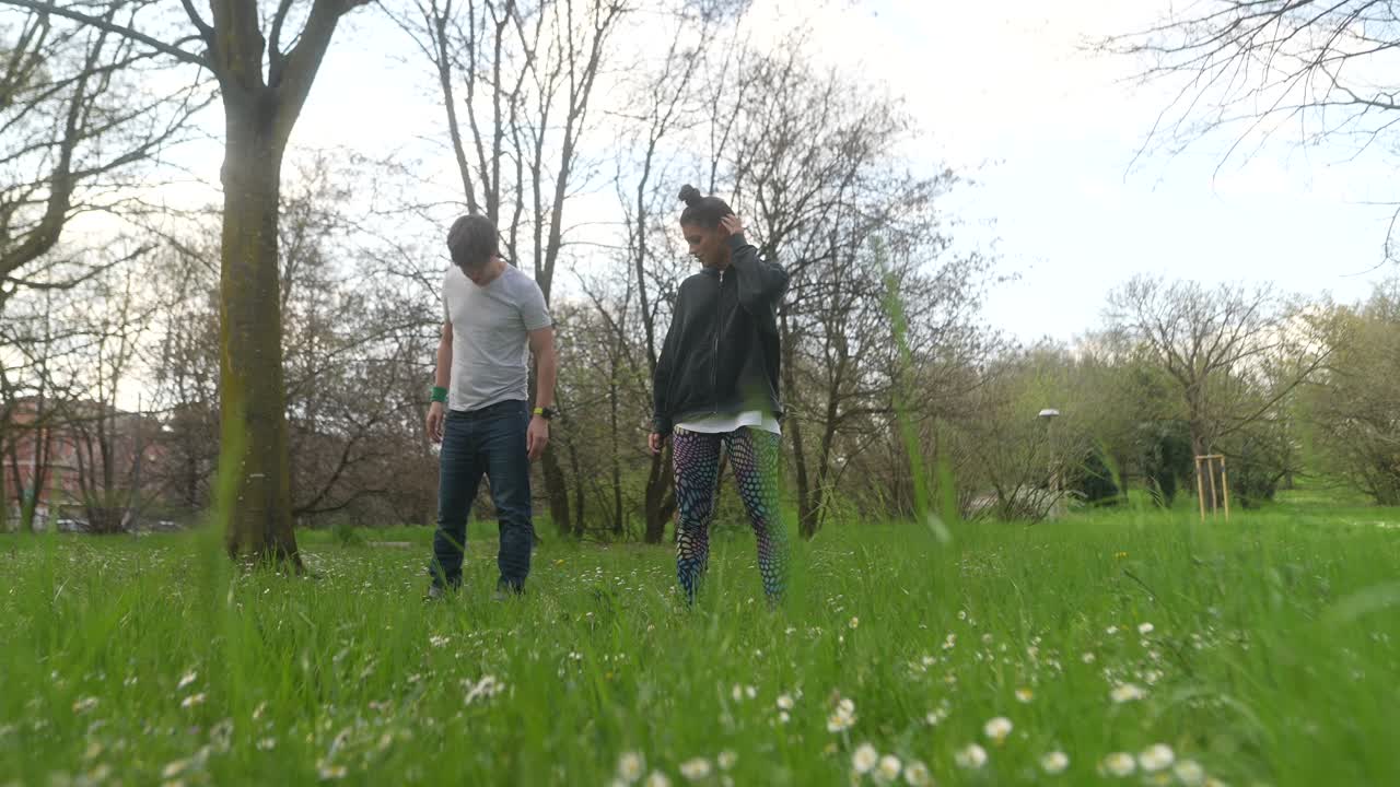 Um casal a caminhar num parque