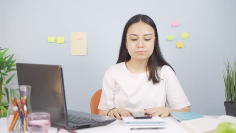 The-Female-student-who-got-angry-after-the-phone-ran-out-of-charge.