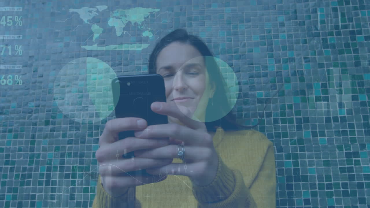 animación del procesamiento de estadísticas sobre una mujer sonriente usando un teléfono inteligente