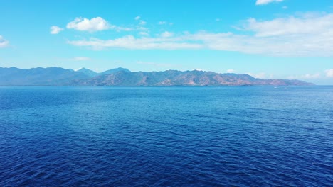 Wunderschöne-Felsige-Berge,-Nebliger-Tag-über-Dem-Meer,-Philippinen