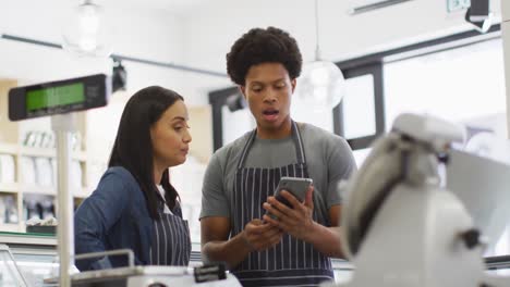 Animación-De-Camareros-Masculinos-Y-Femeninos-Serios-Y-Diversos-Usando-Una-Tableta-En-Una-Cafetería-Y-Hablando