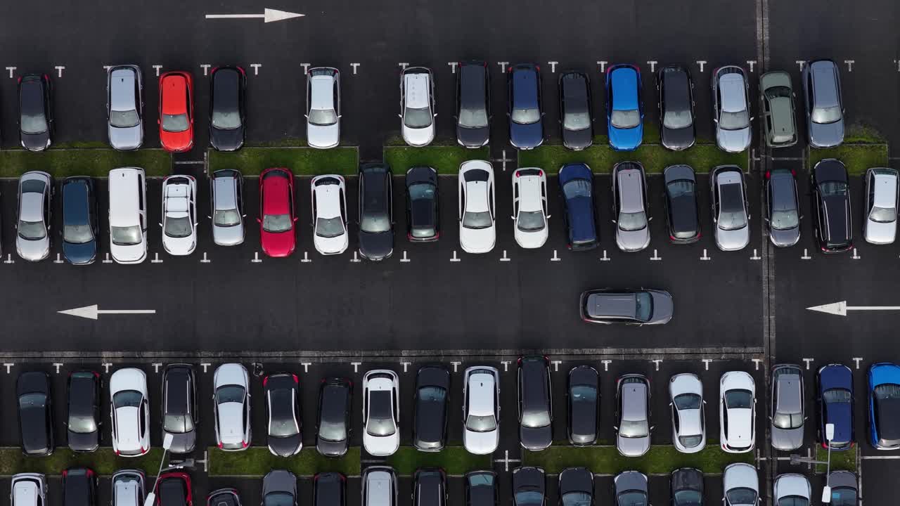 Bil kører på parkeringspladsen og leder efter en parkeringsplads. Arbejdstid. Tidsplan.