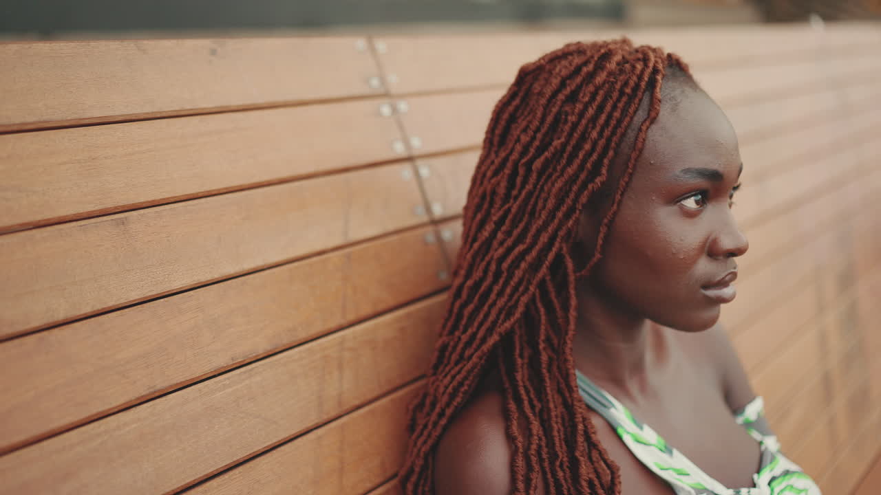 retrato de una mujer con dreadlocks