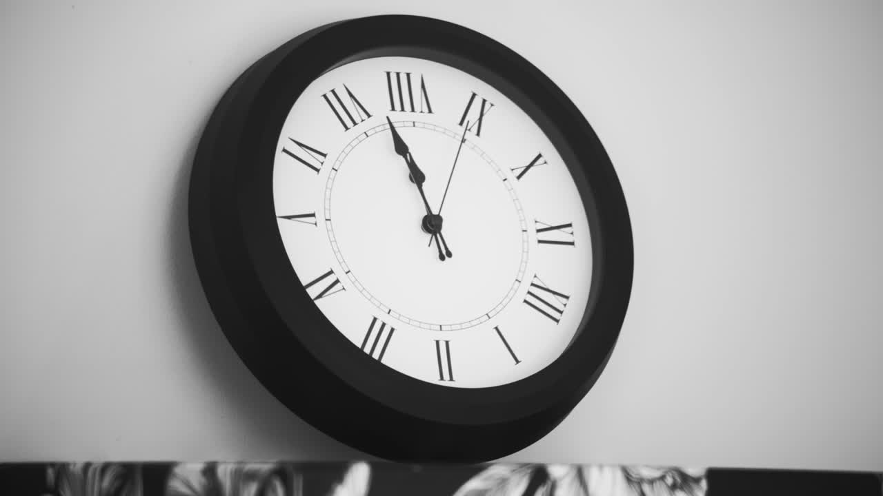 lapso de tiempo de un reloj de pared que se mueve rápidamente en el tiempo. reloj de parede con números romanos con fondo blanco