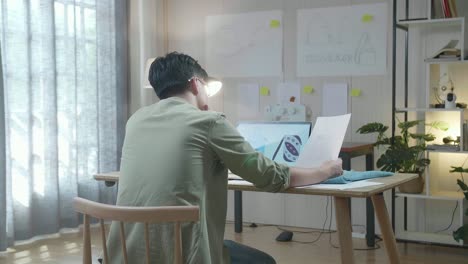 작업 중인 패션 디자이너