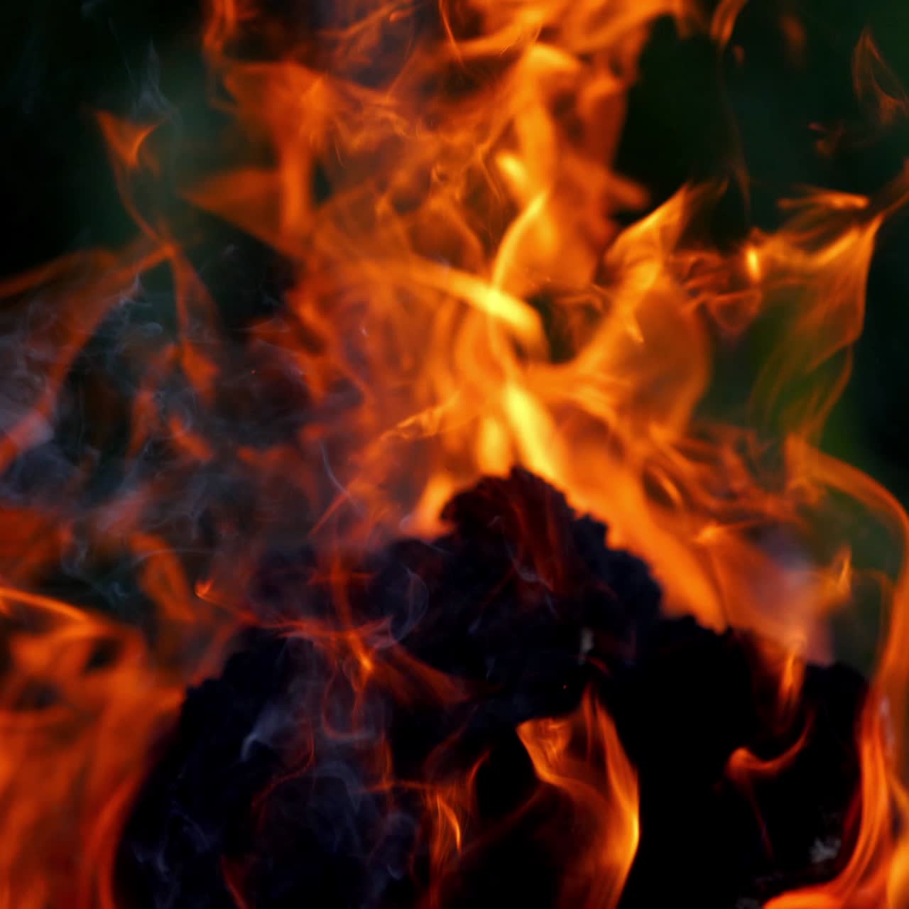 Fiamma ardente in primo piano