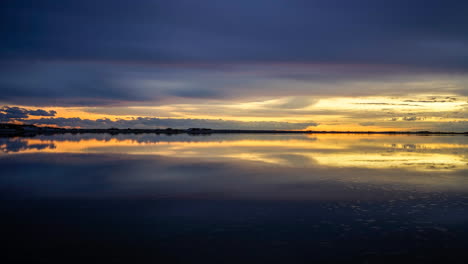 Reflejos-Abstractos-De-Una-Puesta-De-Sol-En-Emerald-Island,-Nc