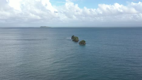 Rocas-Marinas-En-La-Bahía-De-Samaná,-República-Dominicana