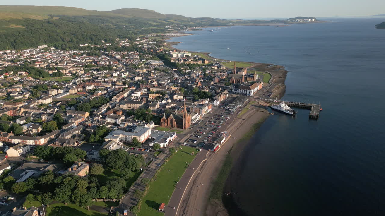 Vista aerea del lungomare e della spiaggia di Largs, Scozia, Regno Unito