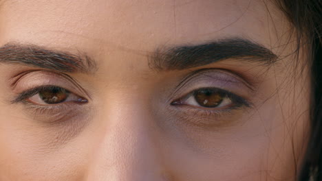 Nahaufnahme-Der-Augen-Einer-Schönen-Hispanischen-Frau,-Die-Nachdenklich-Mit-Windwehenden-Haaren-Starrt