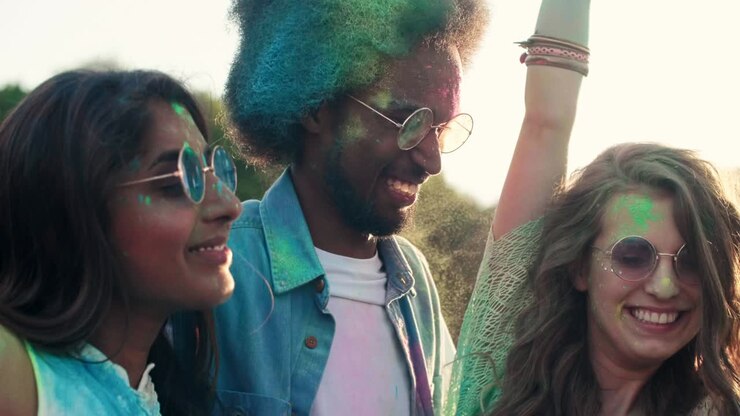 Persone che ballano al festival Holi