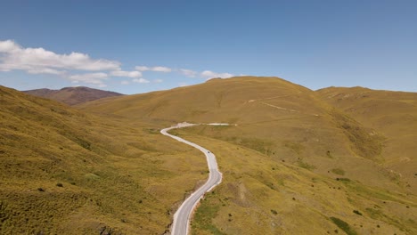 Scenic-drive-down-Cardrona-mountain-pass-in-Crown-Range,-Otago,-New-Zealand