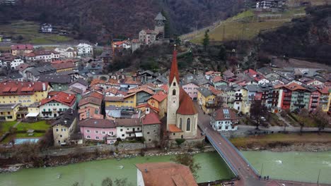 vista aérea de la ciudad de brixen, tirol del sur, italia
