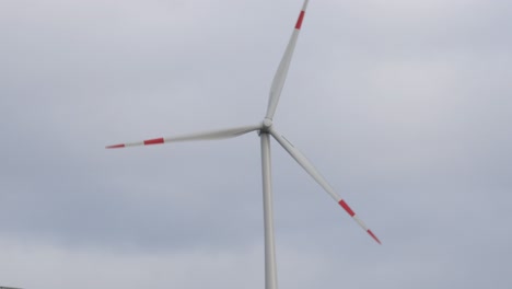 cerca de una turbina eólica que genera energía