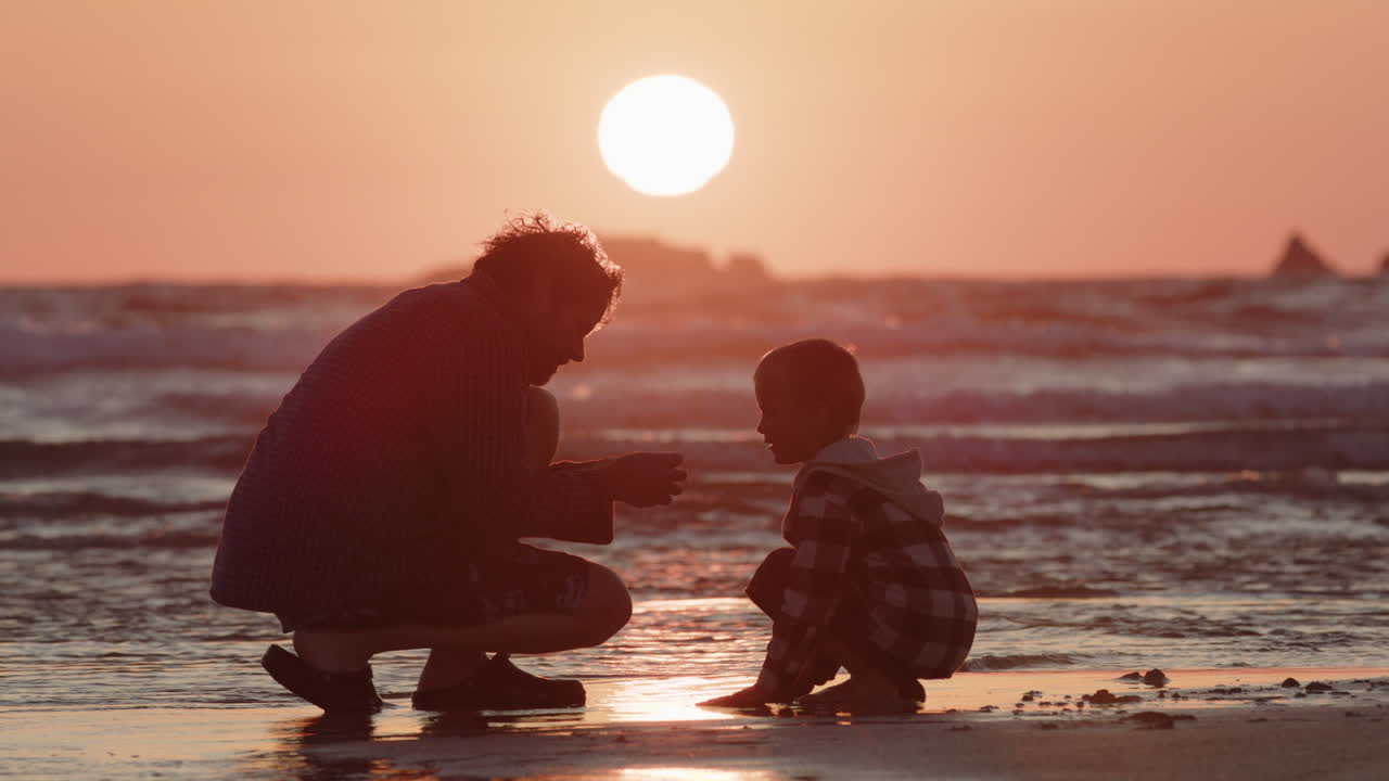 Onkel og nevø knytter bånd på stranden, mens de samler skaller under solnedgangens gyldne time