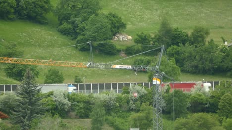 在意大利高速公路上的卡车在山上