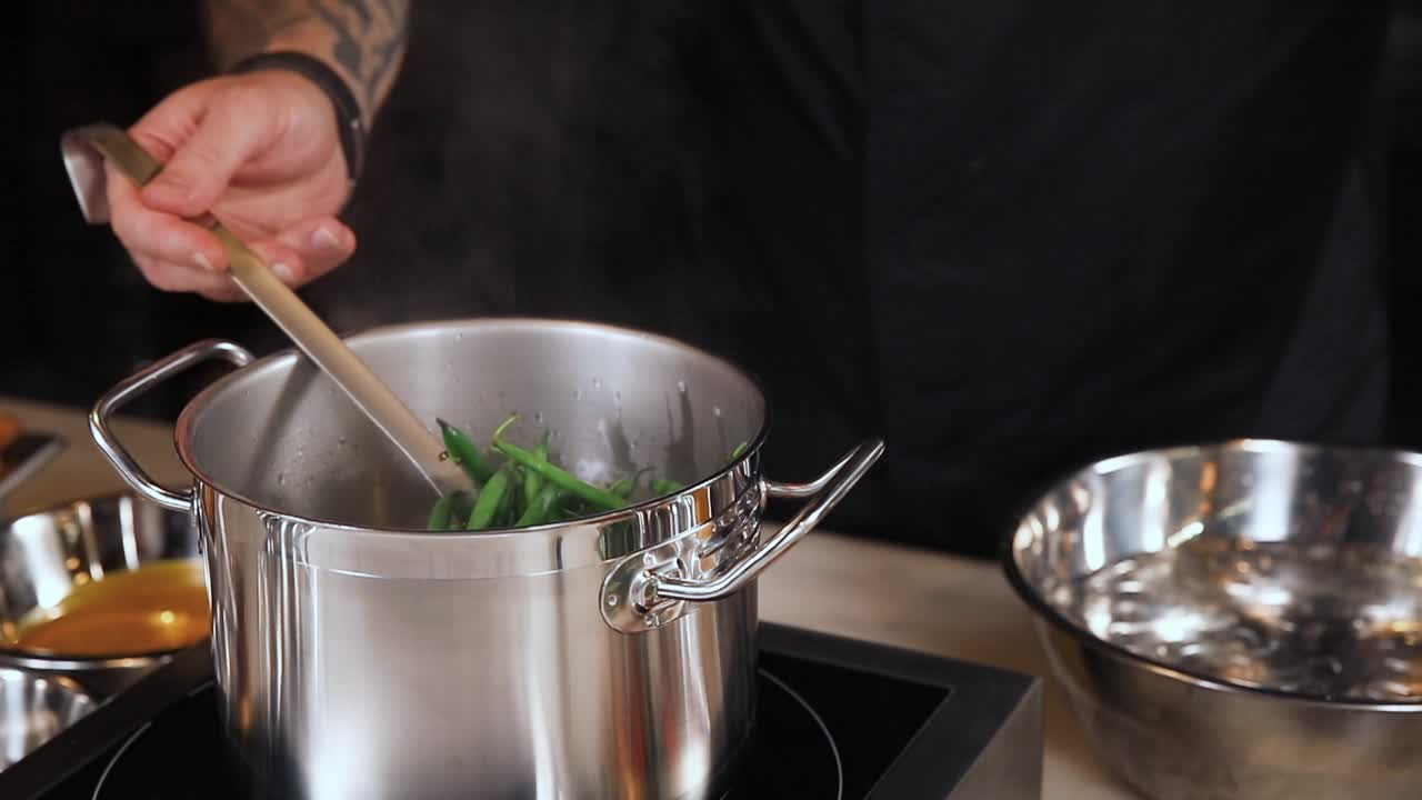chef preparando frijoles verdes