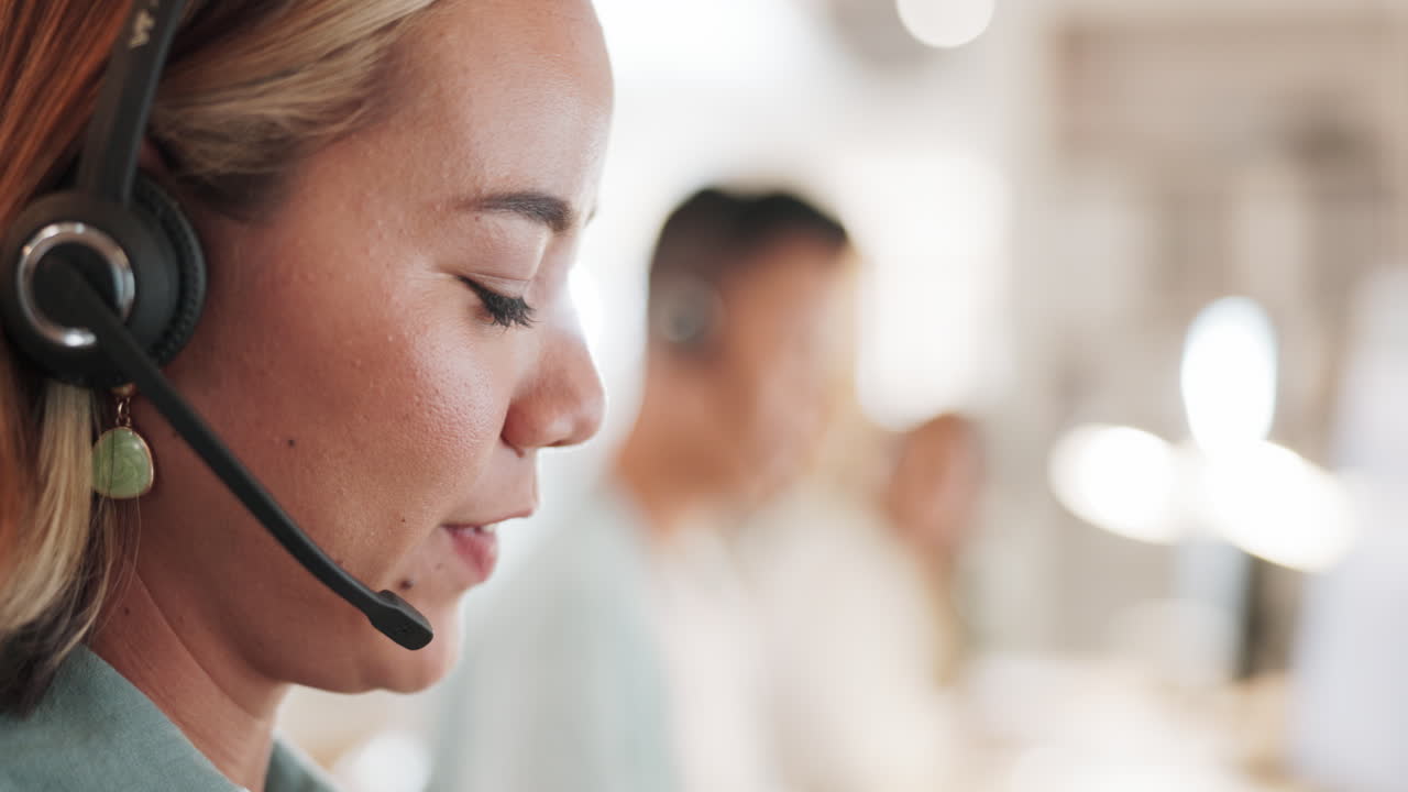 Telemarketing, asiatisk kvinde og rådgivende kvinde