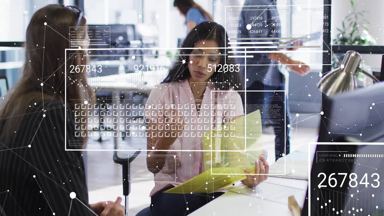 animación del procesamiento de datos financieros sobre diversas personas de negocios en la oficina