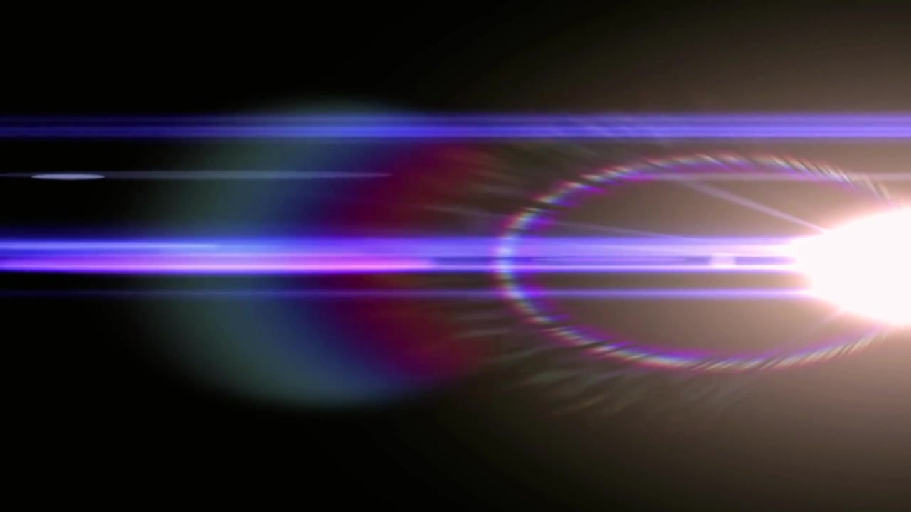 Effetto flare lente anamorfico su sfondo nero