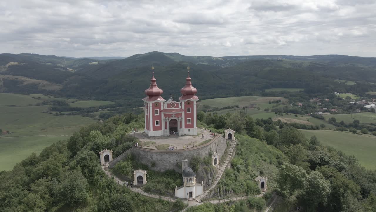 capilla en la cima de la colina en medio de la nada