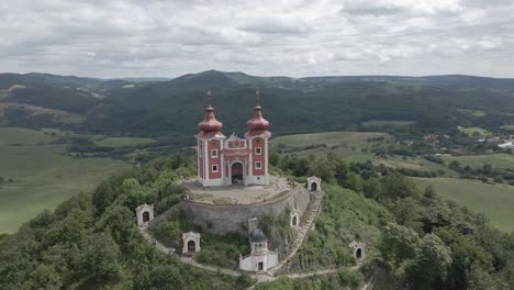 capilla en la cima de la colina en medio de la nada