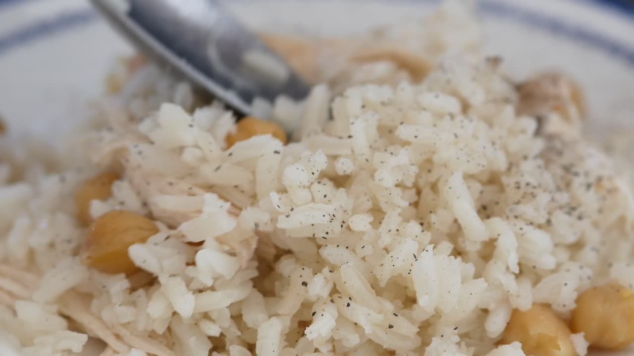 plato de arroz de pollo y garbanzos