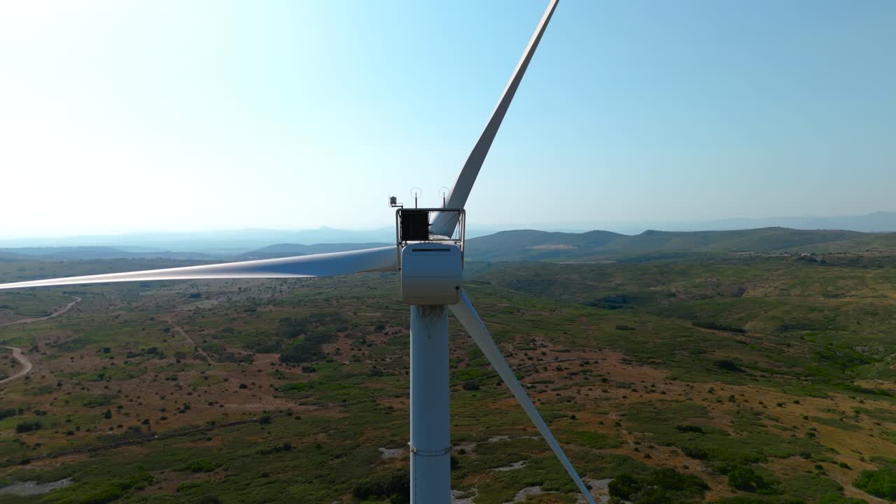 풍력 터빈의 큰 발전기 꼭대기를 드러내는 느린