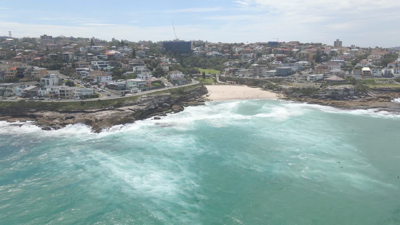 thompson street reserve 근처의 타마라마 마린 드라이브에서 운전하는 자동차