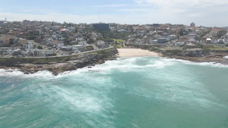 Automóviles-Circulando-En-Tamarama-Marine-Drive-Cerca-De-La-Reserva-De-La-Calle-Thompson