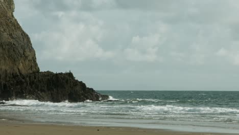 Olas-Del-Mar-Rompiendo-En-Rocas-De-Playa-Irregulares-En-La-Bahía-De-Mewslade-En-La-Península-De-Gower-4k-Uk